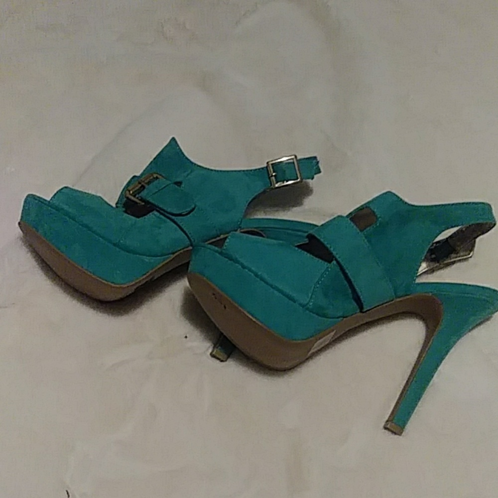 Shoes - Picture 3 of 4